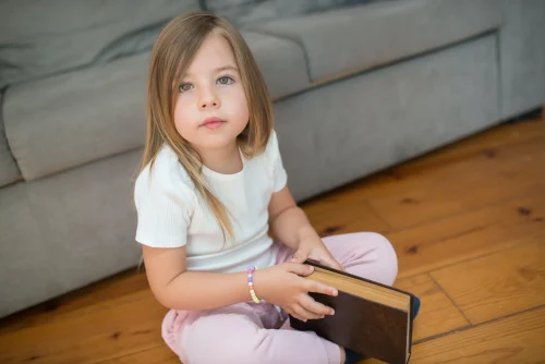 Jak zachęcić dziecko do czytania? Stwórz zestaw mola książkowego
